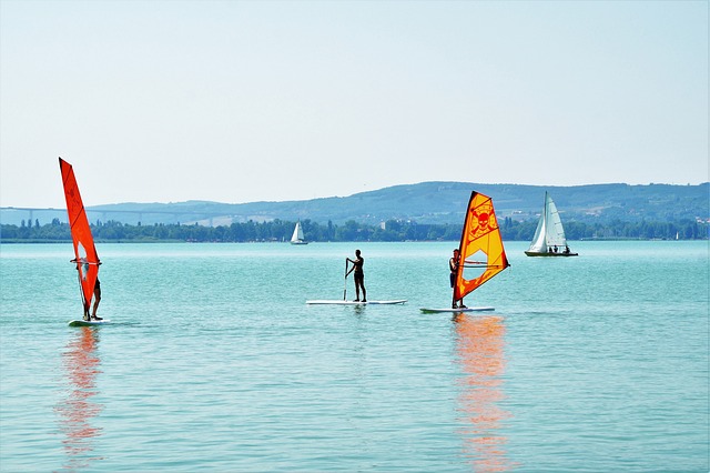 Was ist Windsurfen? Entstehung, Entwicklung und Wettkämpfe des beliebten Wassersports